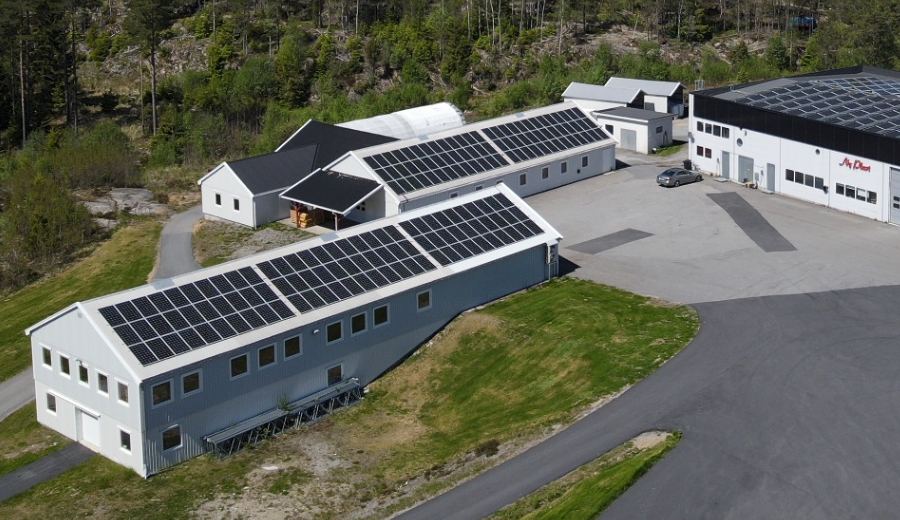 Solcellepaneler på taket av et næringsbygg